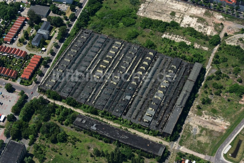 Magdeburg von oben - Leerstehende, ungenutzte Fabrikhalle in der Salbker Straße in Magdeburg im Bundesland Sachsen-Anhalt