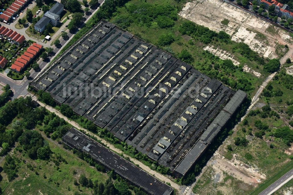 Magdeburg aus der Vogelperspektive: Leerstehende, ungenutzte Fabrikhalle in der Salbker Straße in Magdeburg im Bundesland Sachsen-Anhalt