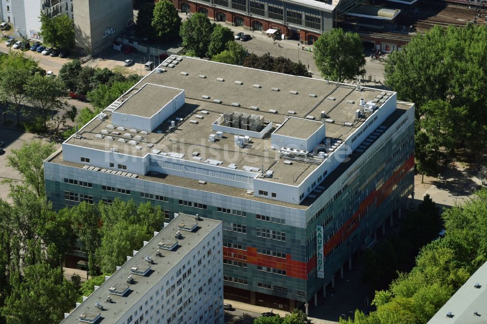 Berlin aus der Vogelperspektive: Leerstehendes ehemaliges Kaufhaus- Gebäude Galeria Kaufhof an der Koppenstraße im Ortsteil Friedrichshain in Berlin, Deutschland