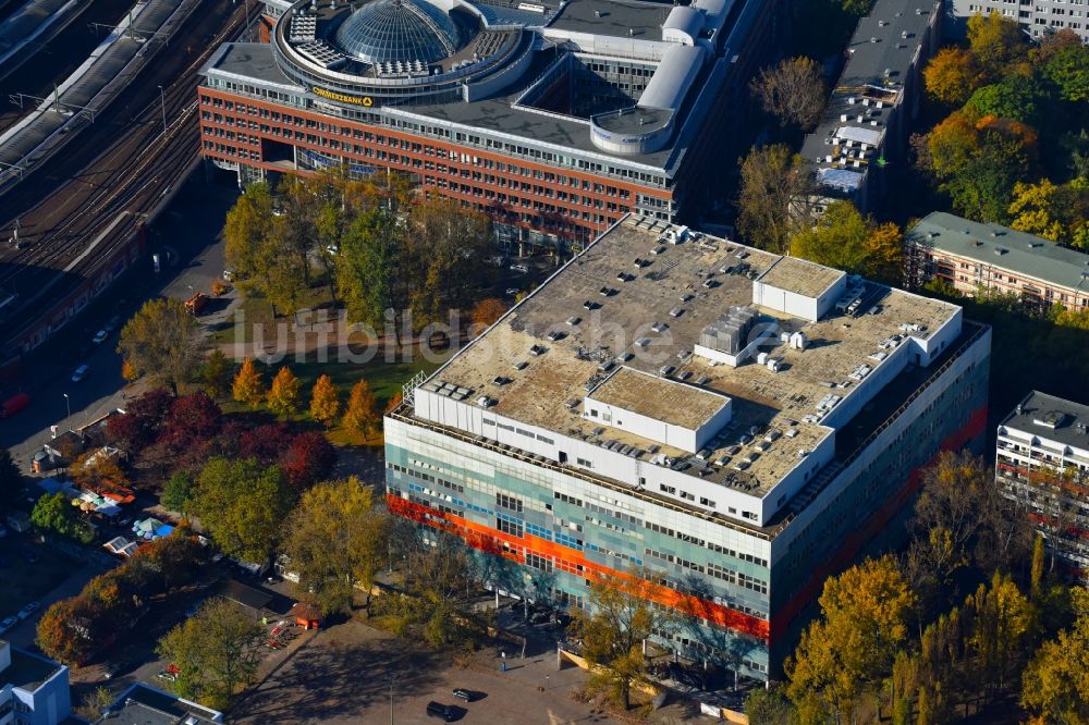 Luftbild Berlin - Leerstehendes ehemaliges Kaufhaus- Gebäude Galeria Kaufhof an der Koppenstraße im Ortsteil Friedrichshain in Berlin, Deutschland