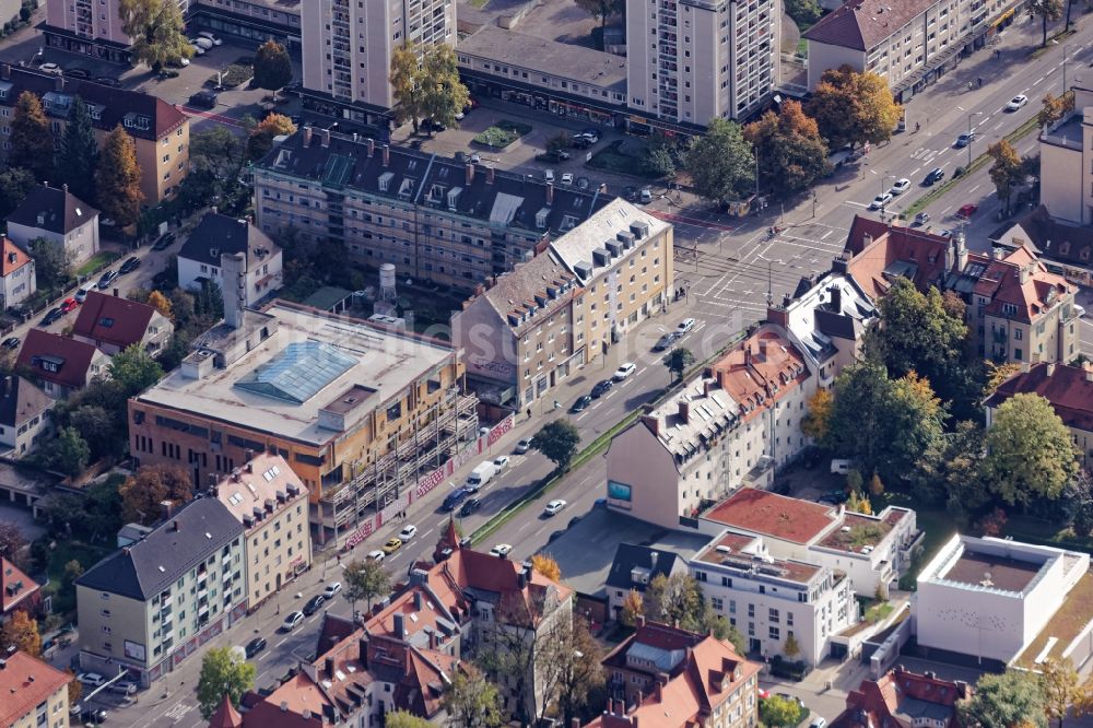 München aus der Vogelperspektive: Leerstehendes Gebäude des ehemaligen Kaufhaus Beck an der Fürstenriederstraße in München Laim im Bundesland Bayern