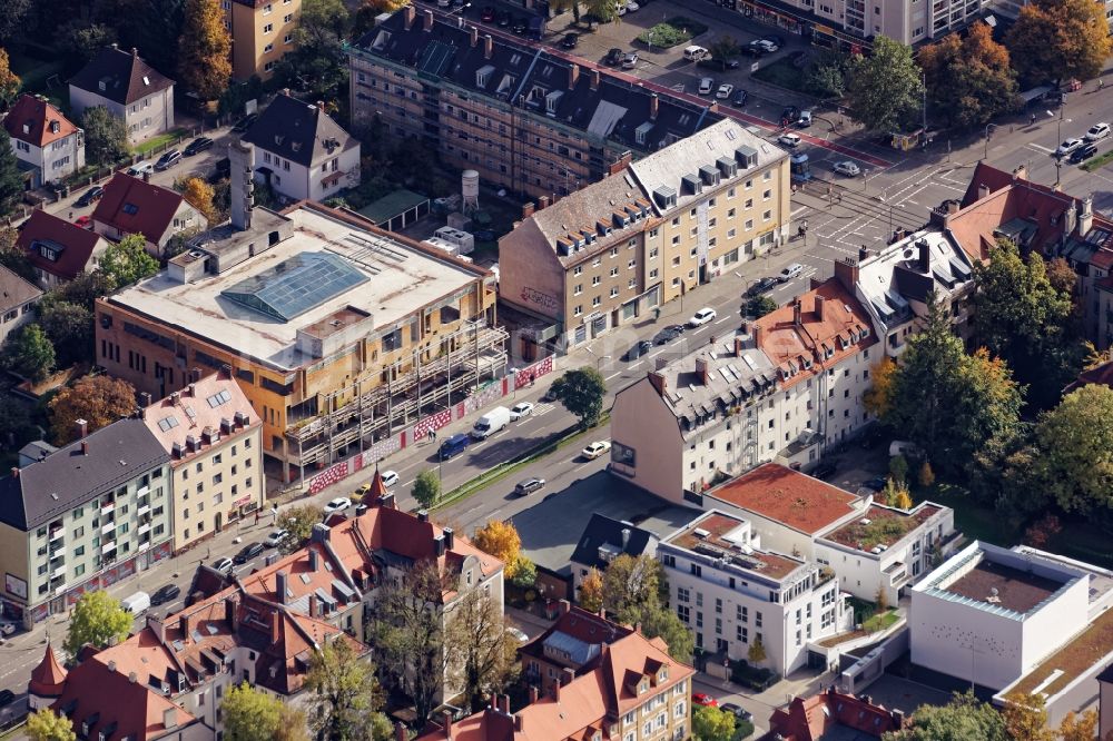 Luftbild München - Leerstehendes Gebäude des ehemaligen Kaufhaus Beck an der Fürstenriederstraße in München Laim im Bundesland Bayern