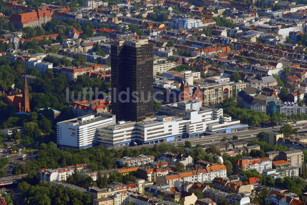 Luftbild Berlin - Leerstehendes Hochhaus- Gebaude im Gebaudekomplex Steglitzer Kreisel an der Schloßstraße im Bezirk Steglitz-Zehlendorf in Berlin