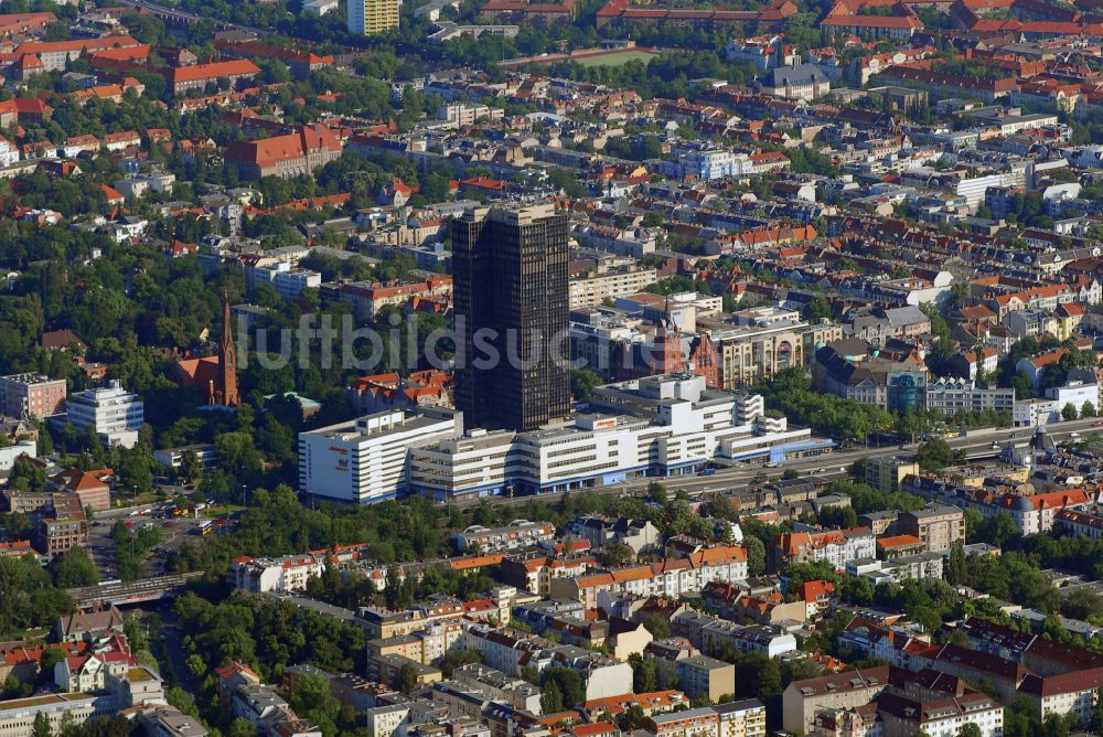 Luftaufnahme Berlin - Leerstehendes Hochhaus- Gebaude im Gebaudekomplex Steglitzer Kreisel an der Schloßstraße im Bezirk Steglitz-Zehlendorf in Berlin