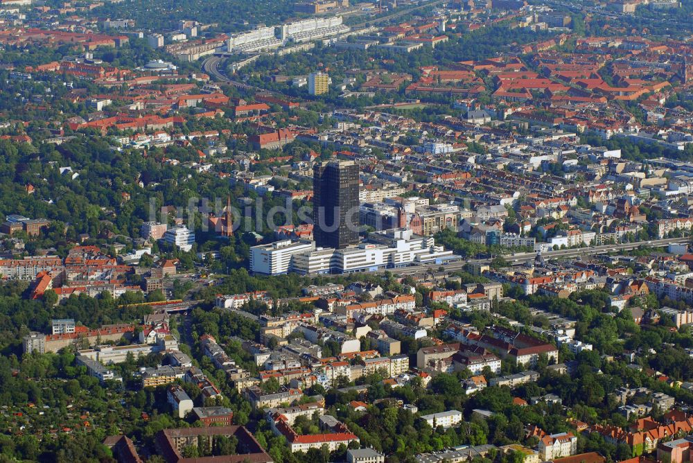 Berlin von oben - Leerstehendes Hochhaus- Gebaude im Gebaudekomplex Steglitzer Kreisel an der Schloßstraße im Bezirk Steglitz-Zehlendorf in Berlin