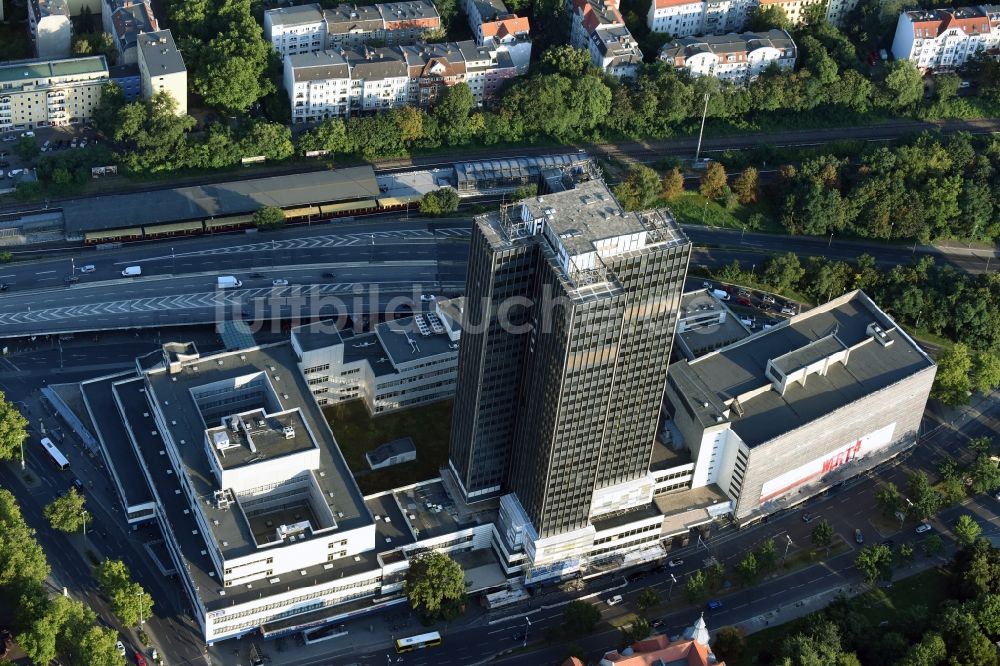 Berlin aus der Vogelperspektive: Leerstehendes Hochhaus- Gebäude im Gebäudekomplex Steglitzer Kreisel an der Schloßstraße im Bezirk Steglitz-Zehlendorf in Berlin