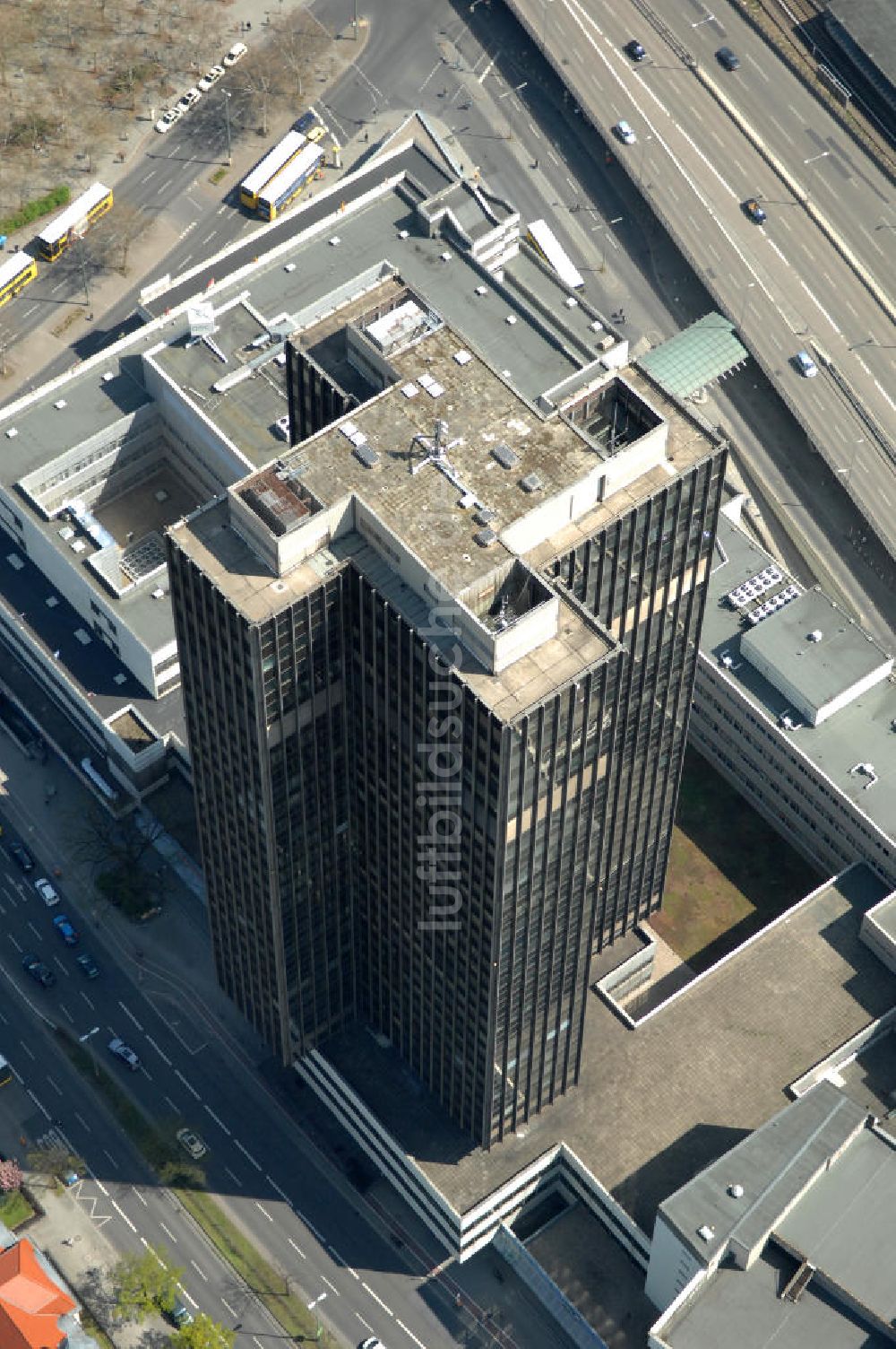 Berlin aus der Vogelperspektive: Leerstehendes Hochhaus Steglitzer Kreisel Berlin-Steglitz