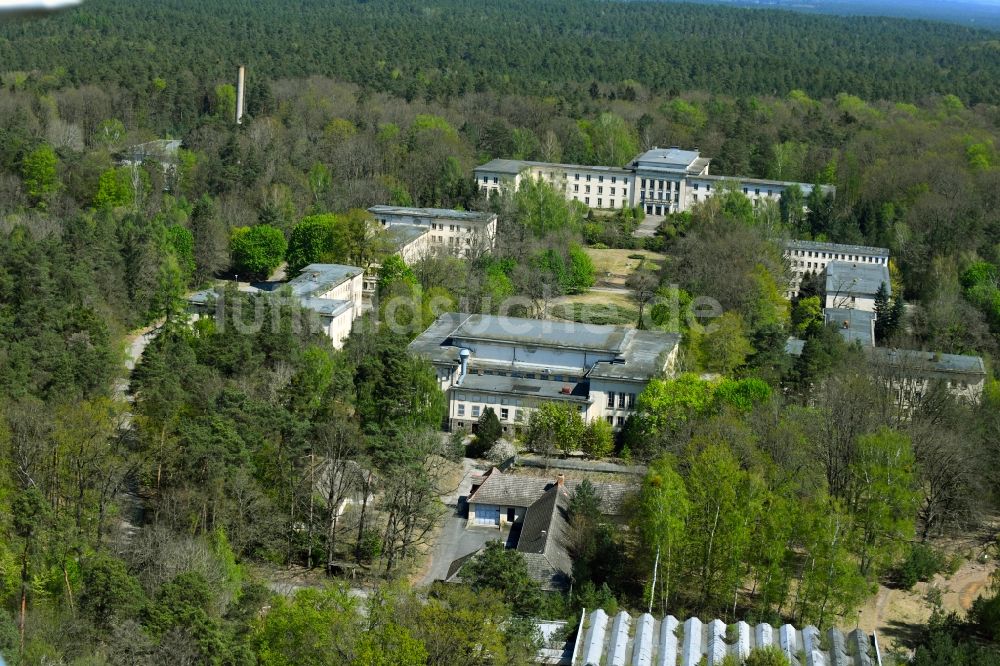 Bogensee aus der Vogelperspektive: Leerstehendes, ungenutzte Gebäude der ehemaligen Zentraljugendschule und der Villa Waldhof der Freien Deutschen Jugend der ehemaligen DDR in Bogensee im Bundesland Brandenburg