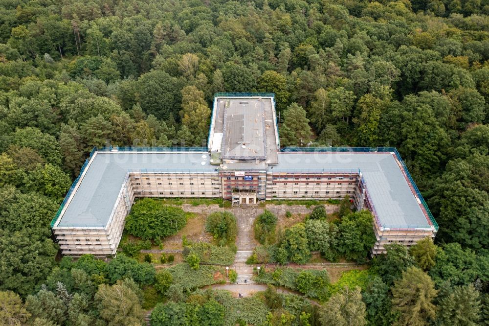 Bogensee aus der Vogelperspektive: Leerstehendes, ungenutzte Gebäude der ehemaligen Zentraljugendschule und der Villa Waldhof der Freien Deutschen Jugend der ehemaligen DDR in Bogensee im Bundesland Brandenburg