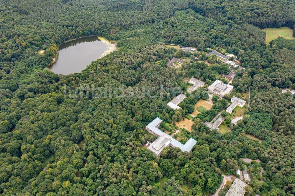 Bogensee von oben - Leerstehendes, ungenutzte Gebäude der ehemaligen Zentraljugendschule und der Villa Waldhof der Freien Deutschen Jugend der ehemaligen DDR in Bogensee im Bundesland Brandenburg