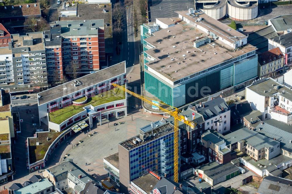 Herne aus der Vogelperspektive: Leerstehendes, ungenutztes Gebäude des ehemaligen Hertie- Kaufhauses am Robert-Brauner-Platz in Herne im Bundesland Nordrhein-Westfalen