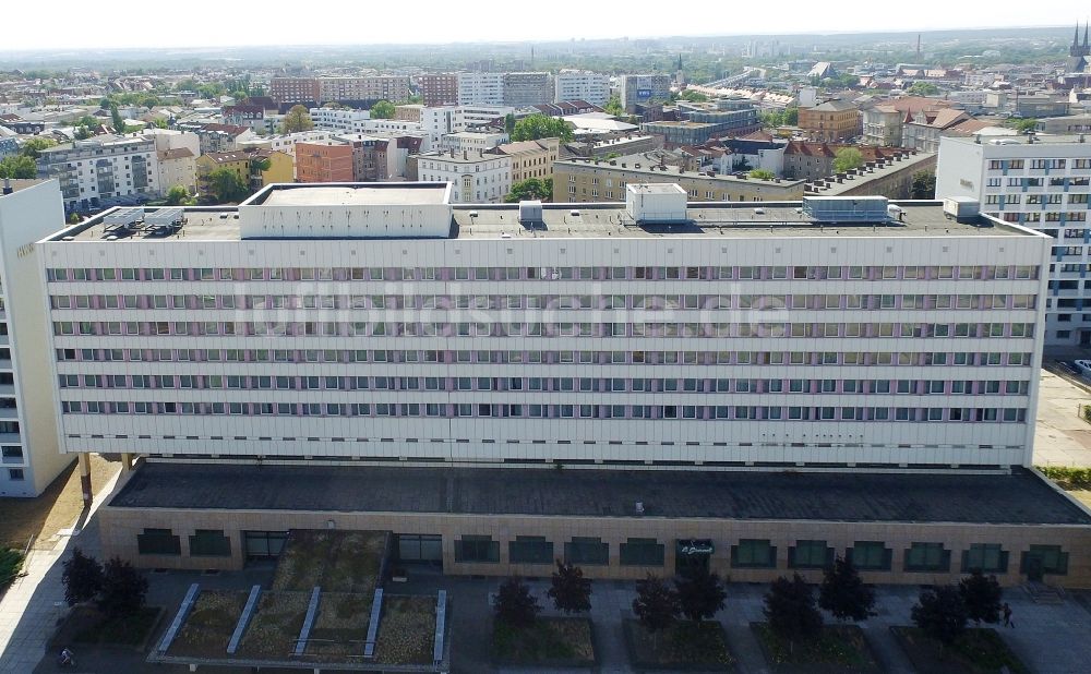 Luftaufnahme Halle (Saale) - Leerstehendes, ungenutztes Gebäude des ehemaligen Maritim - Hotel am Riebeckplatz im Ortsteil Mitte in Halle (Saale) im Bundesland Sachsen-Anhalt, Deutschland