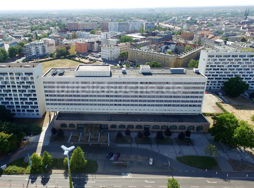 Halle (Saale) von oben - Leerstehendes, ungenutztes Gebäude des ehemaligen Maritim - Hotel am Riebeckplatz im Ortsteil Mitte in Halle (Saale) im Bundesland Sachsen-Anhalt, Deutschland