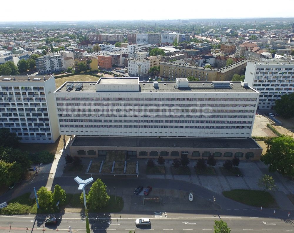 Halle (Saale) aus der Vogelperspektive: Leerstehendes, ungenutztes Gebäude des ehemaligen Maritim - Hotel am Riebeckplatz im Ortsteil Mitte in Halle (Saale) im Bundesland Sachsen-Anhalt, Deutschland