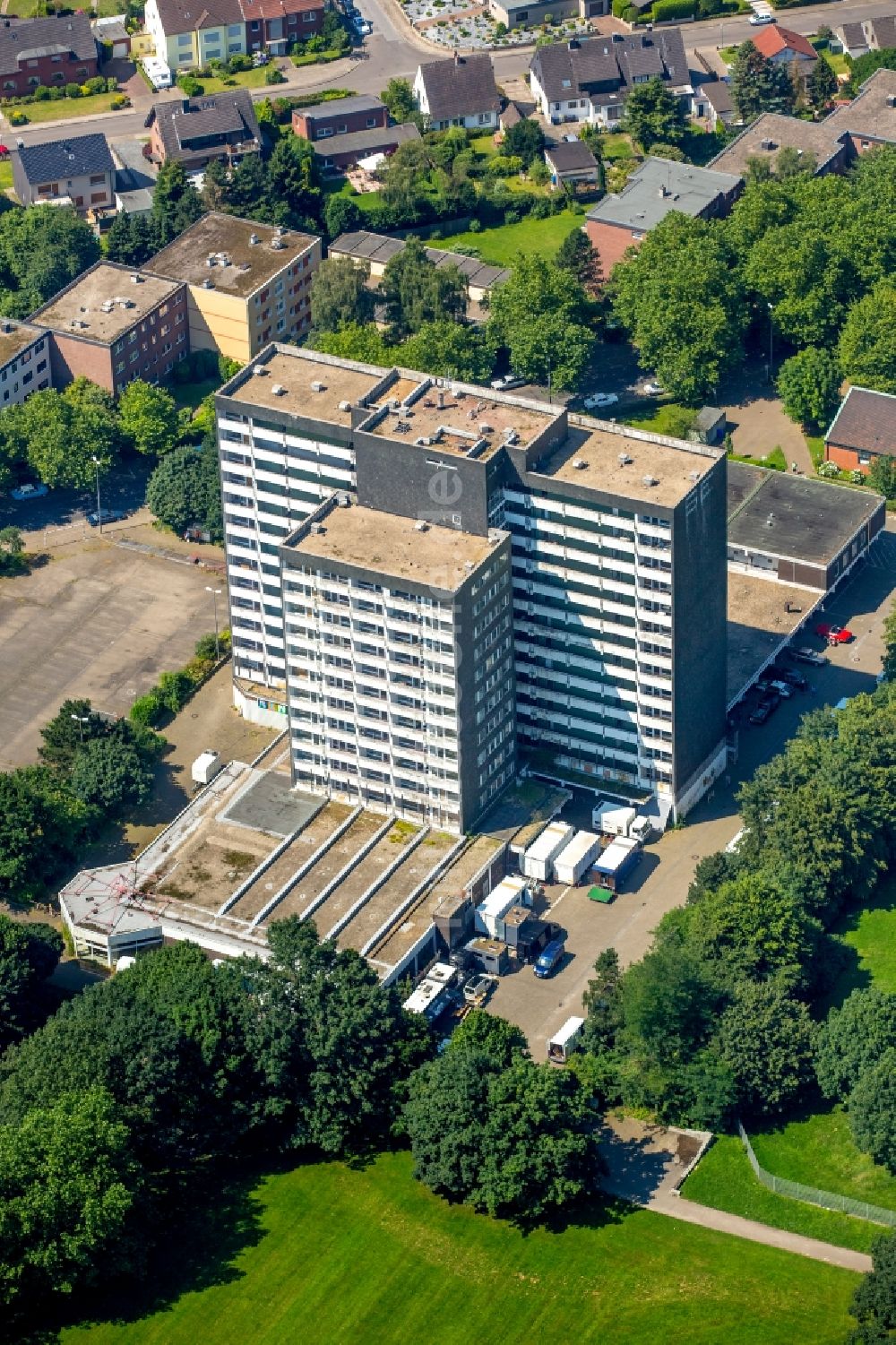 Gladbeck von oben - Leerstehendes, ungenutztes Gebäude Schwechater Straße in Gladbeck im Bundesland Nordrhein-Westfalen