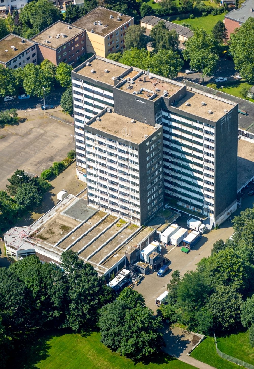 Gladbeck aus der Vogelperspektive: Leerstehendes, ungenutztes Gebäude Schwechater Straße in Gladbeck im Bundesland Nordrhein-Westfalen