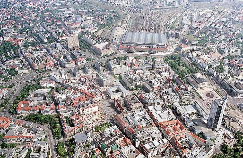 Leipzig / Sachsen aus der Vogelperspektive: Leipzig / Sachsen Blick auf den nördlichen Stadtteil von Leipzig: oben liegt der Leipziger Hauptbahnhof, mittig ist die Baustelle vom neuen Geschäfts- und Bürokomplex der KG Stoffel, rechts der Sitz des Fernsehsenders mdr und das Leipziger Opernshaus