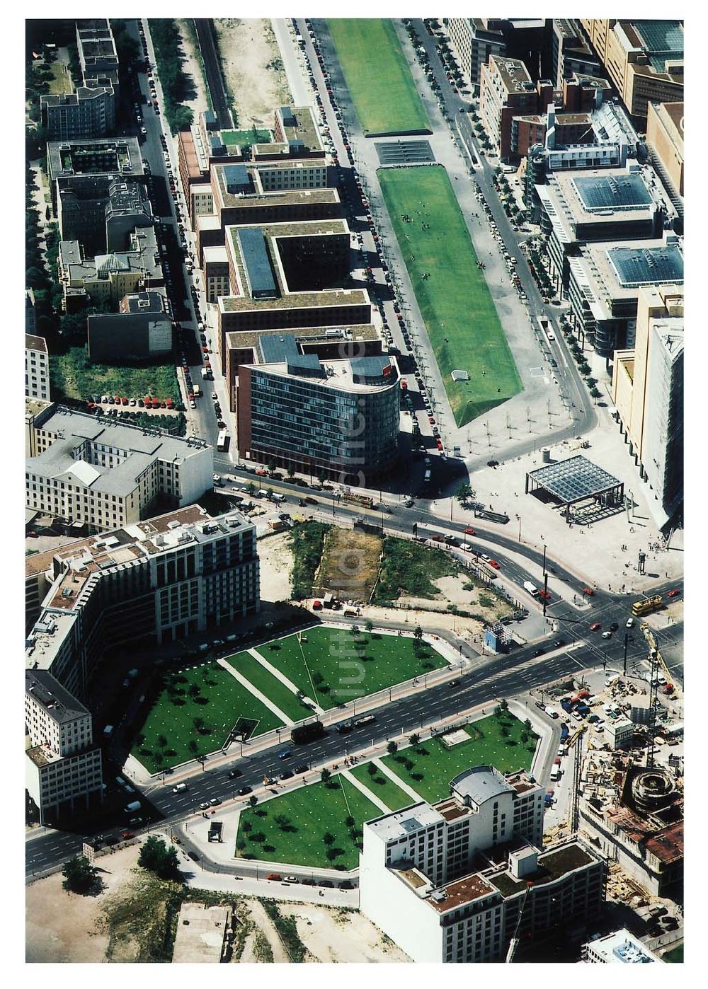 Luftbild Berlin- Tiergarten - Leipziger Platz vor dem Potsdamer Platz in Berlin- Tiergarten. Datum: 30.06.2003