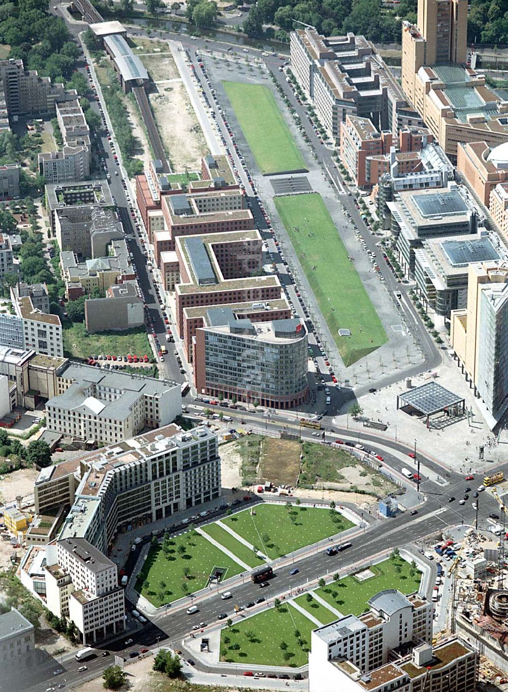 Berlin- Tiergarten von oben - Leipziger Platz vor dem Potsdamer Platz in Berlin- Tiergarten. Datum: 30.06.2003