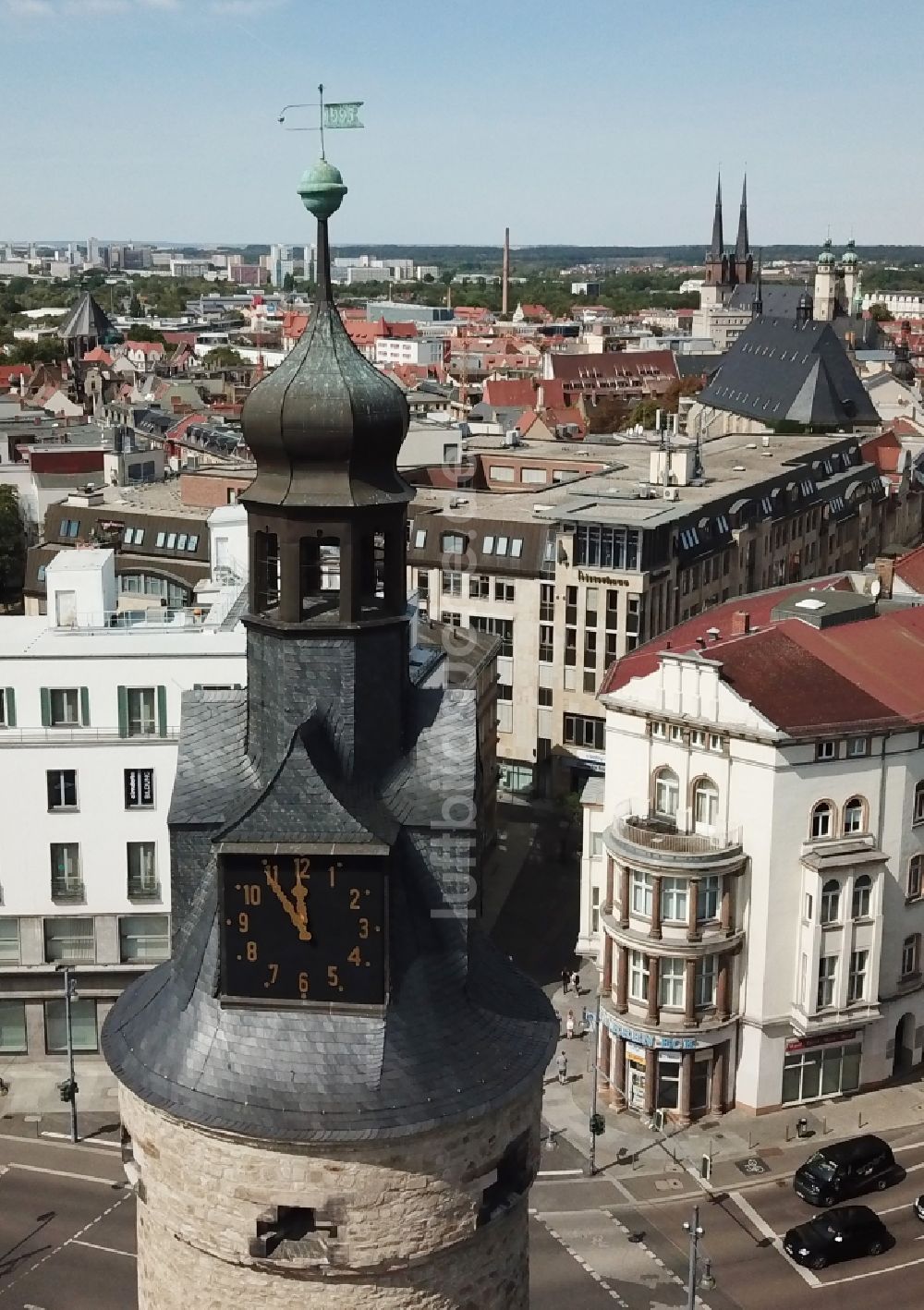 Luftaufnahme Halle (Saale) - Leipziger Turm und die Leipziger Straße ( Boulevard ) in Halle an der Saale im Bundesland Sachsen-Anhalt