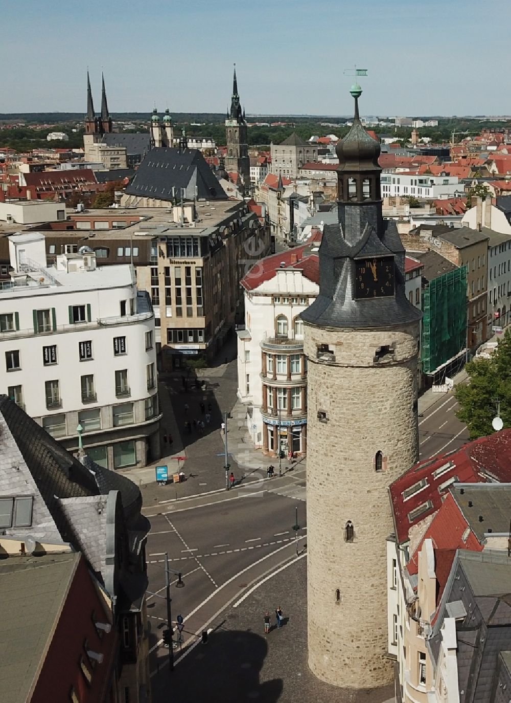 Halle (Saale) aus der Vogelperspektive: Leipziger Turm und die Leipziger Straße ( Boulevard ) in Halle an der Saale im Bundesland Sachsen-Anhalt