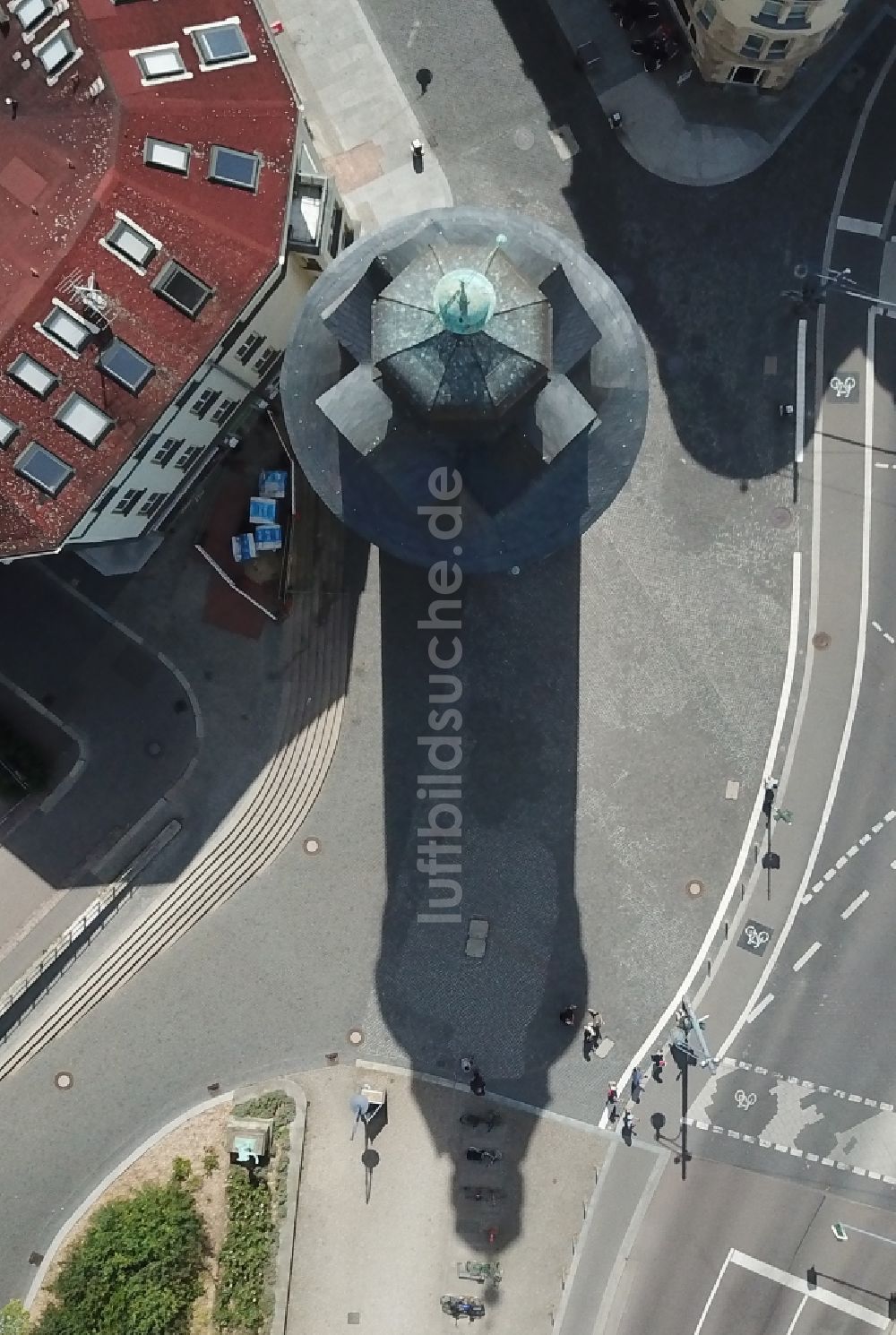 Halle (Saale) aus der Vogelperspektive: Leipziger Turm und die Leipziger Straße ( Boulevard ) in Halle an der Saale im Bundesland Sachsen-Anhalt