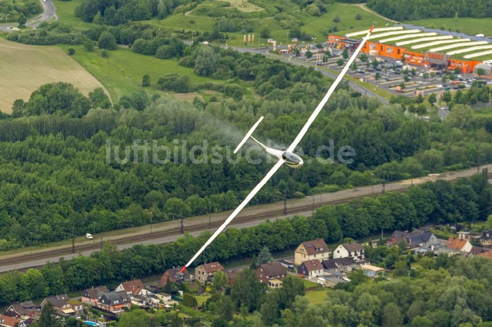 Luftaufnahme Hamm - Leistungs-Einsitzer Segelflugzeug DG 300 läßt an Landposition Wasserbalast ab - Hamm im Bundesland Nordrhein-Westfalen NRW