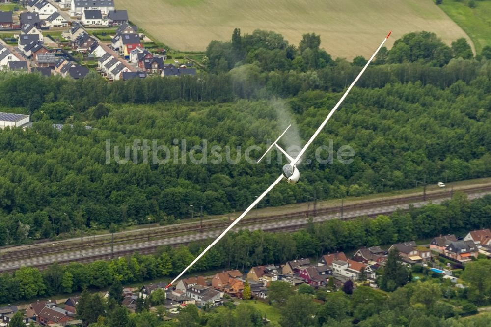 Hamm von oben - Leistungs-Einsitzer Segelflugzeug DG 300 läßt an Landposition Wasserbalast ab - Hamm im Bundesland Nordrhein-Westfalen NRW