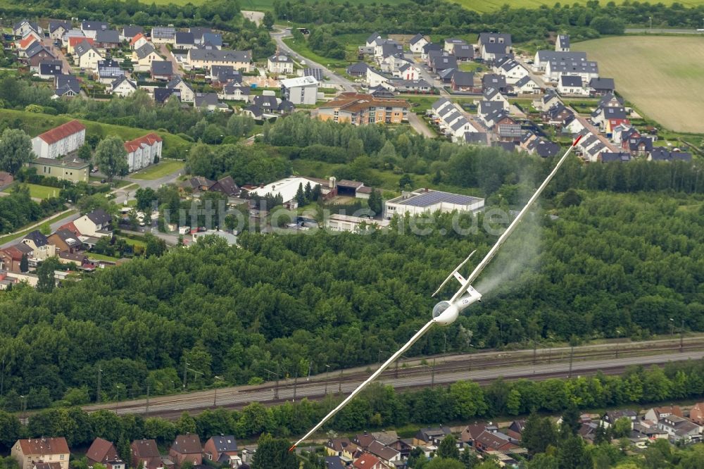 Hamm aus der Vogelperspektive: Leistungs-Einsitzer Segelflugzeug DG 300 läßt an Landposition Wasserbalast ab - Hamm im Bundesland Nordrhein-Westfalen NRW