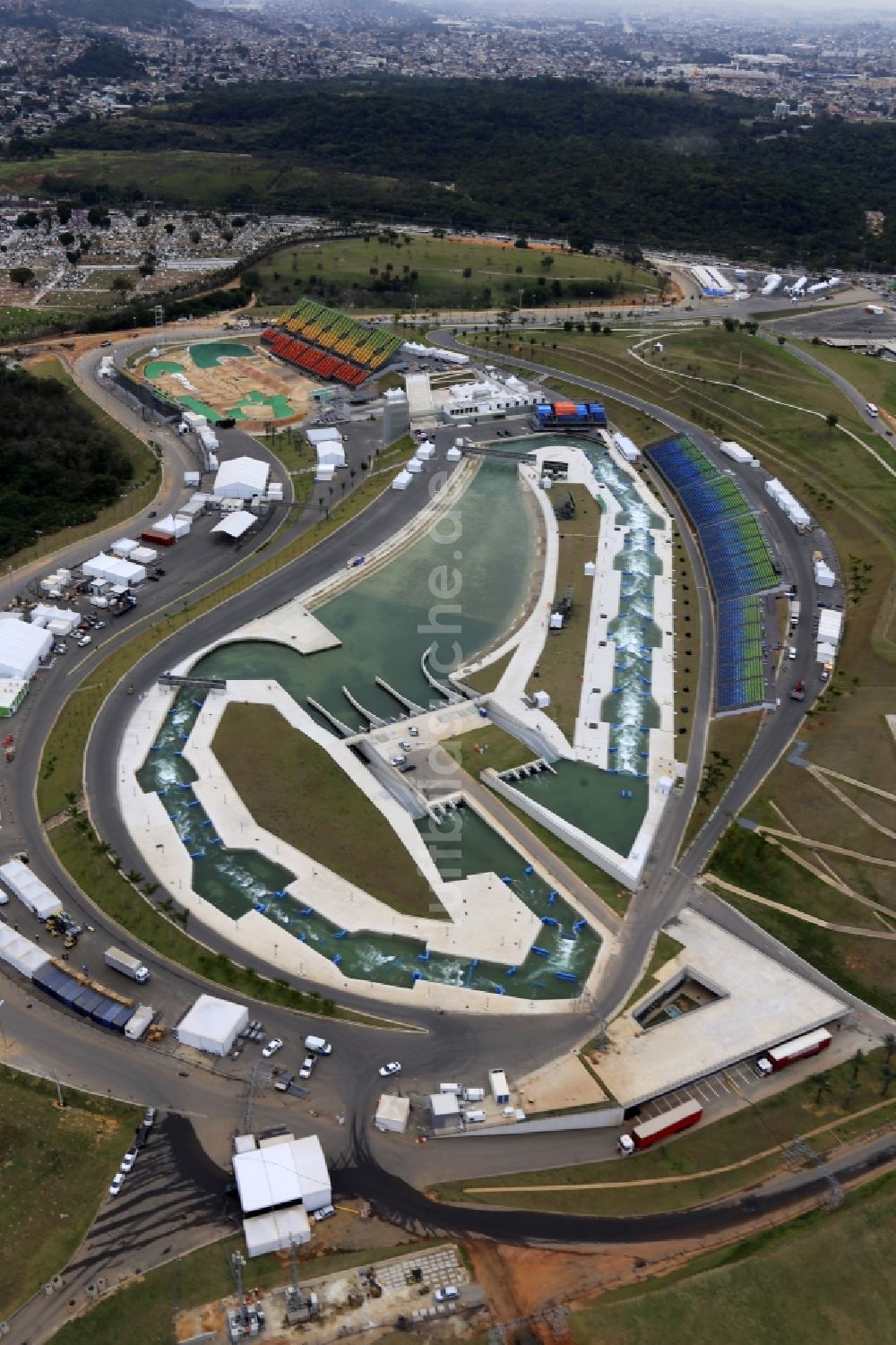 Rio de Janeiro aus der Vogelperspektive: Leistungssport- Zentrum und Kanu- und Kajak- Wassersport- Rennstrecke am Deodoro Sports Complex in Rio de Janeiro in Brasilien