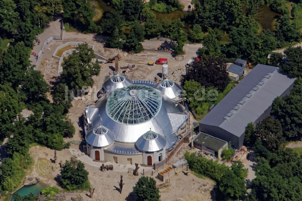 Luftaufnahme München - Letzte Bauarbeiten zur Sanierung des Elefantenhauses im Tierpark Hellabrunn in München im Bundesland Bayern