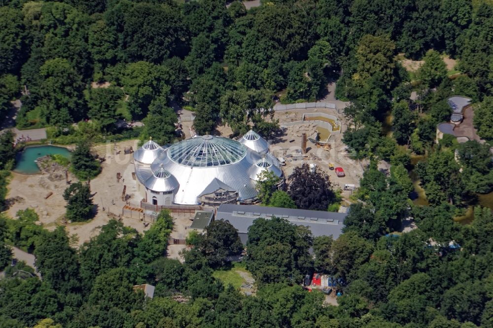 München von oben - Letzte Bauarbeiten zur Sanierung des Elefantenhauses im Tierpark Hellabrunn in München im Bundesland Bayern