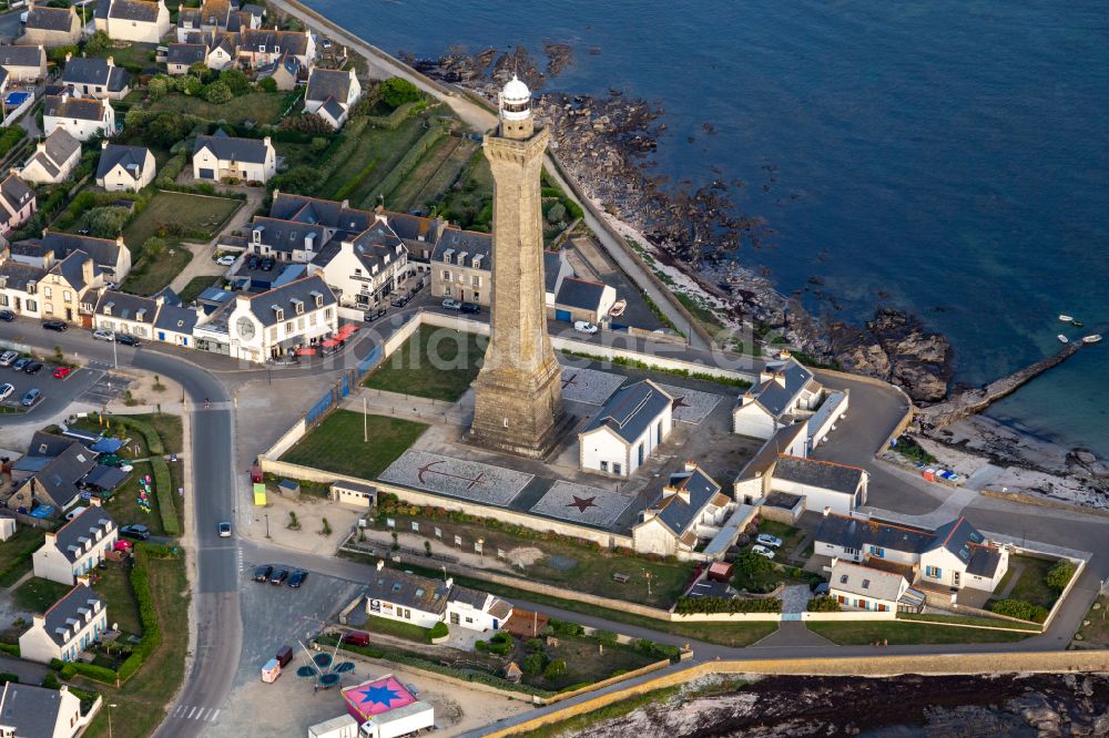 Penmarc'h aus der Vogelperspektive: Leuchttürme Phare d'Eckmühl als historisches Seefahrtszeichen an der Atlantikküste in Penmarc'h in Bretagne, Frankreich