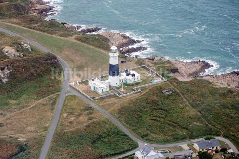 Luftaufnahme Aldernay - Leuchtturm als historisches Seefahrtszeichen im Küstenbereich von Alderney, Guernsey