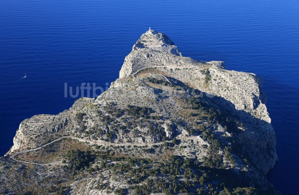 Luftbild Pollença - Leuchtturm als historisches Seefahrtszeichen im Küstenbereich der Badia de Pollenca am Mittelmeer in Cap de Formentor auf der balearischen Mittelmeerinsel Mallorca, Spanien