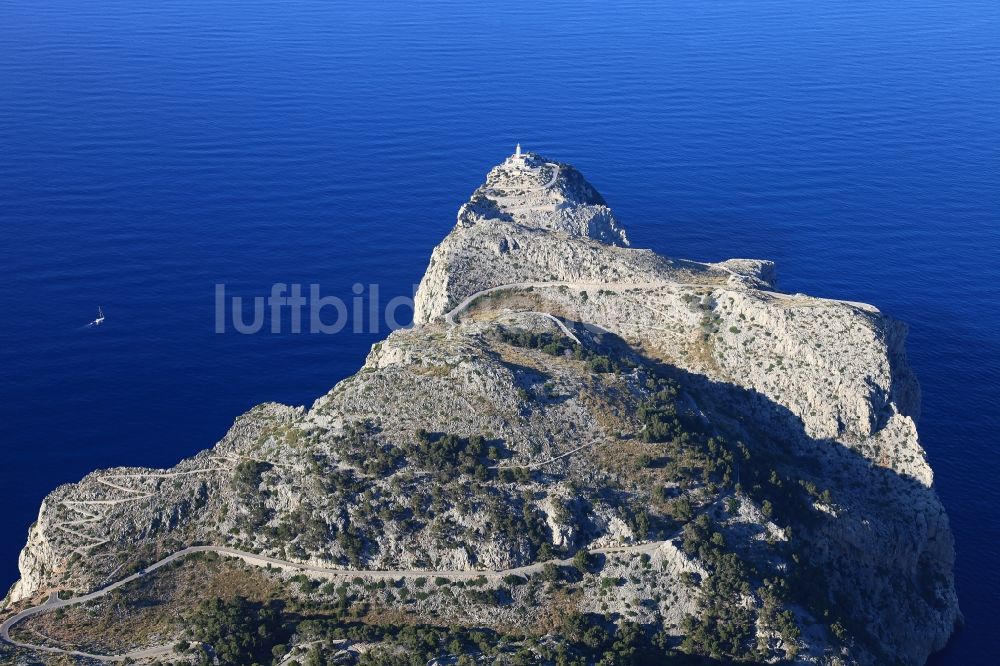 Pollença von oben - Leuchtturm als historisches Seefahrtszeichen im Küstenbereich der Badia de Pollenca am Mittelmeer in Cap de Formentor auf der balearischen Mittelmeerinsel Mallorca, Spanien