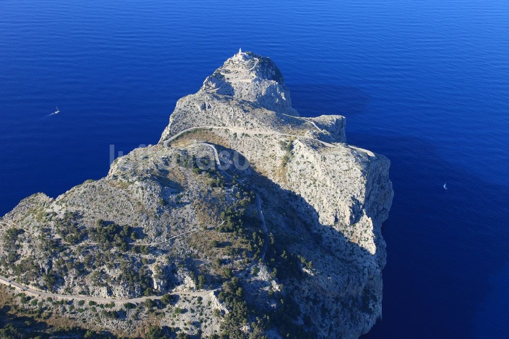 Pollença aus der Vogelperspektive: Leuchtturm als historisches Seefahrtszeichen im Küstenbereich der Badia de Pollenca am Mittelmeer in Cap de Formentor auf der balearischen Mittelmeerinsel Mallorca, Spanien