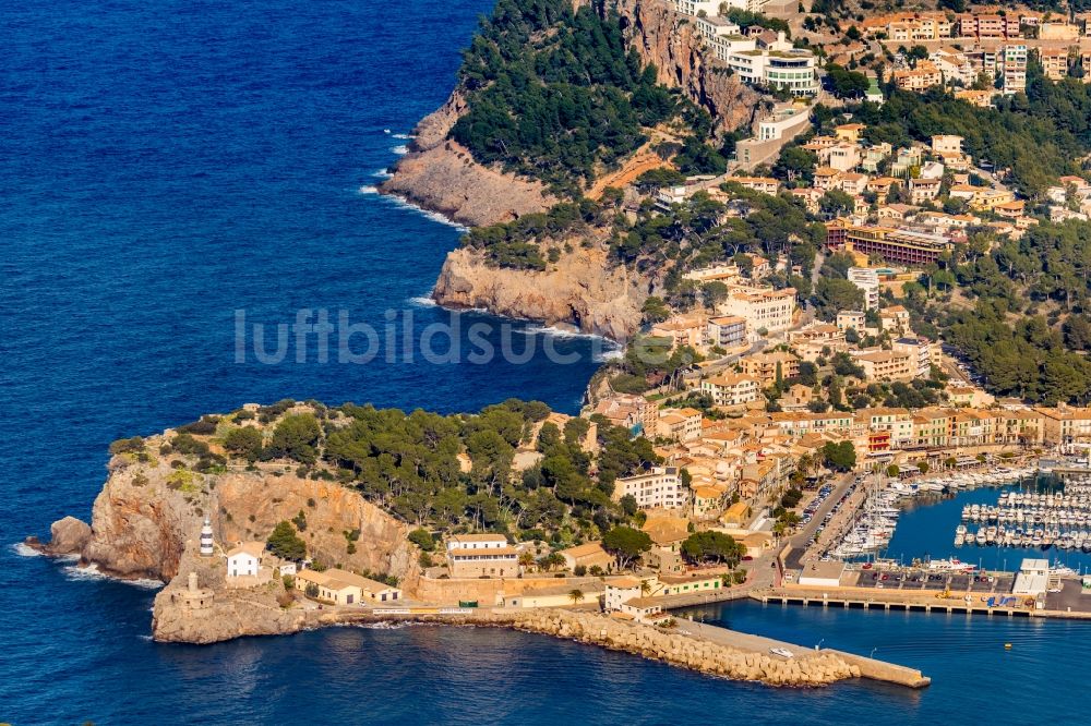 Soller aus der Vogelperspektive: Leuchtturm als historisches Seefahrtszeichen im Küstenbereich Balearen-Meer in Soller auf der balearischen Mittelmeerinsel Mallorca, Spanien