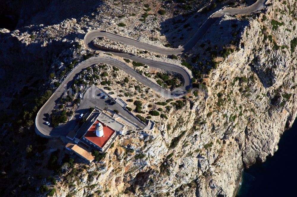 Luftaufnahme Cap de Formentor - Leuchtturm als historisches Seefahrtszeichen im Küstenbereich der Baleareninsel- Steilküste in Cap de Formentor in Illes Balears, Spanien