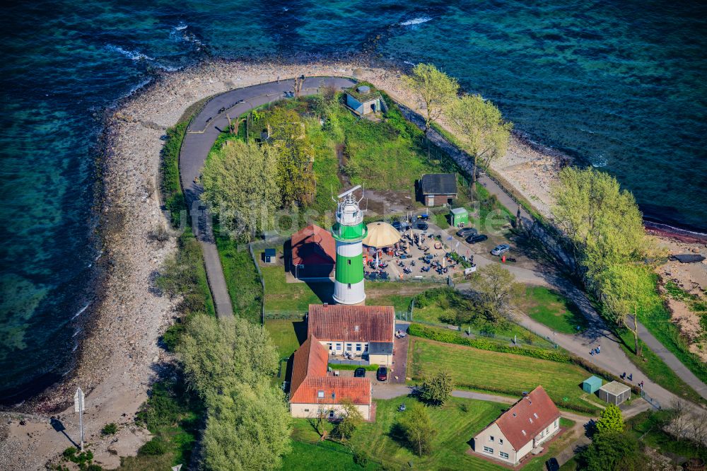 Luftaufnahme Strande - Leuchtturm als historisches Seefahrtszeichen im Küstenbereich Bülk in Strande im Bundesland Schleswig-Holstein, Deutschland