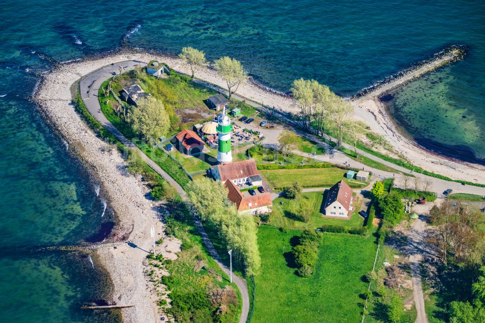 Strande von oben - Leuchtturm als historisches Seefahrtszeichen im Küstenbereich Bülk in Strande im Bundesland Schleswig-Holstein, Deutschland