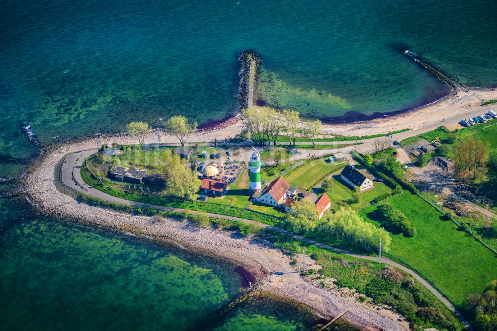 Strande aus der Vogelperspektive: Leuchtturm als historisches Seefahrtszeichen im Küstenbereich Bülk in Strande im Bundesland Schleswig-Holstein, Deutschland