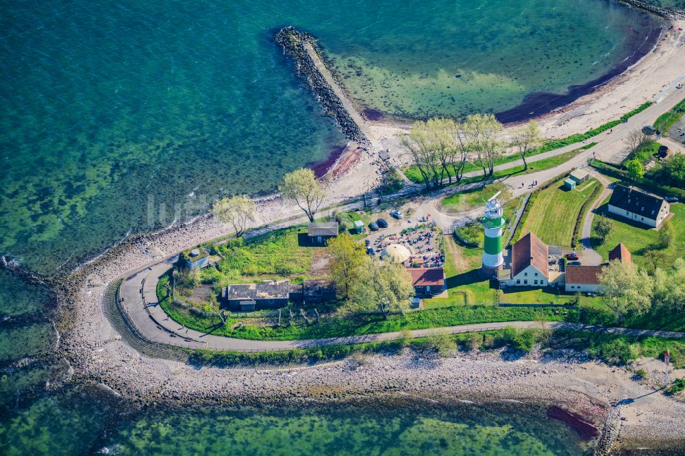 Luftaufnahme Strande - Leuchtturm als historisches Seefahrtszeichen im Küstenbereich Bülk in Strande im Bundesland Schleswig-Holstein, Deutschland