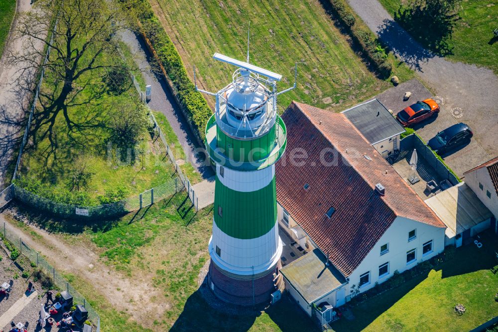 Strande von oben - Leuchtturm als historisches Seefahrtszeichen im Küstenbereich Bülk in Strande im Bundesland Schleswig-Holstein, Deutschland