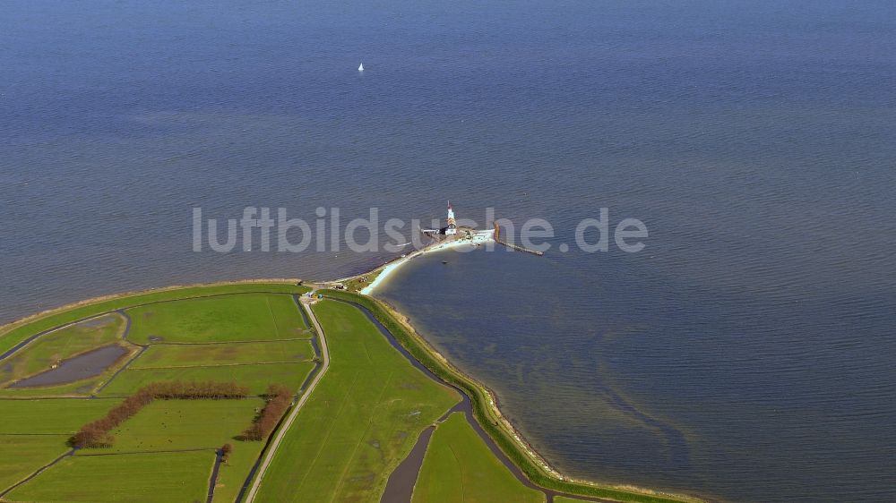 Marken aus der Vogelperspektive: Leuchtturm als historisches Seefahrtszeichen im Küstenbereich der Halbinsel Marken in Nordholland, Niederlande