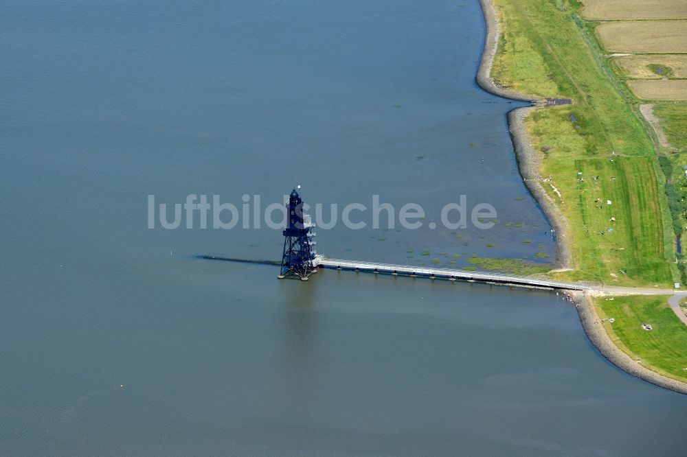 Wurst Nordseeküste aus der Vogelperspektive: Leuchtturm als historisches Seefahrtszeichen im Küstenbereich der Nordsee im Ortsteil Dorum in Wurst Nordseeküste im Bundesland