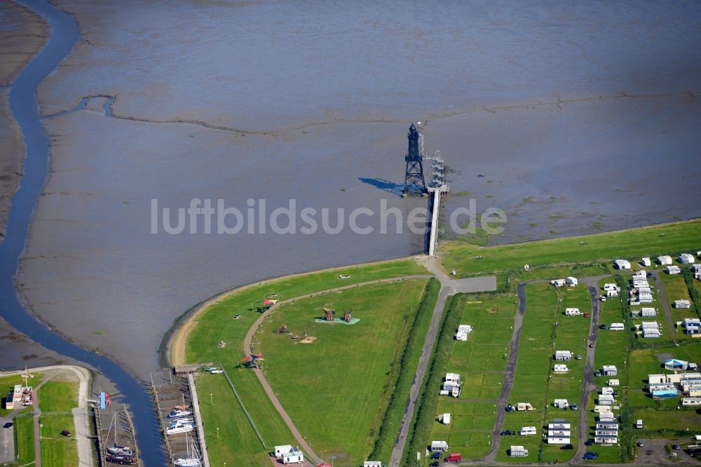 Luftaufnahme Wurst Nordseeküste - Leuchtturm als historisches Seefahrtszeichen im Küstenbereich der Nordsee im Ortsteil Dorum in Wurst Nordseeküste im Bundesland