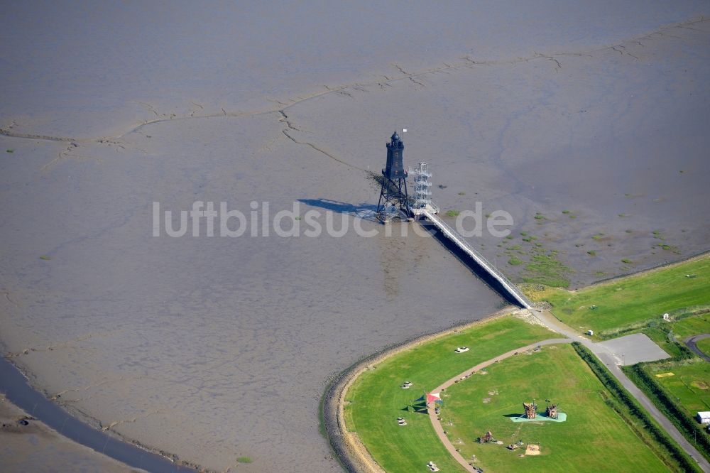 Wurst Nordseeküste aus der Vogelperspektive: Leuchtturm als historisches Seefahrtszeichen im Küstenbereich der Nordsee im Ortsteil Dorum in Wurst Nordseeküste im Bundesland