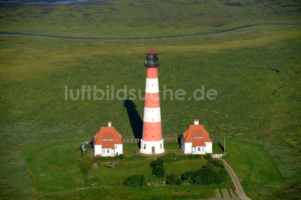 Westerhever aus der Vogelperspektive: Leuchtturm als historisches Seefahrtszeichen im Küstenbereich der Nordsee im Ortsteil Hauert in Westerhever im Bundesland Schleswig-Holstein