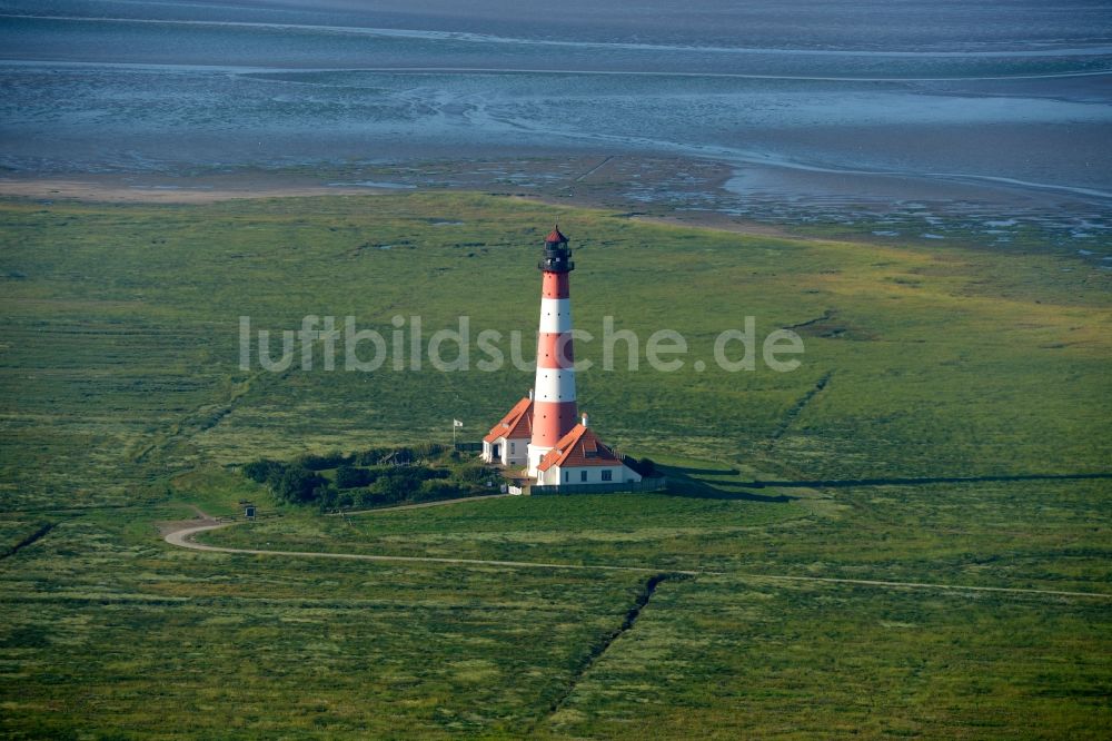 Luftaufnahme Westerhever - Leuchtturm als historisches Seefahrtszeichen im Küstenbereich der Nordsee im Ortsteil Hauert in Westerhever im Bundesland Schleswig-Holstein